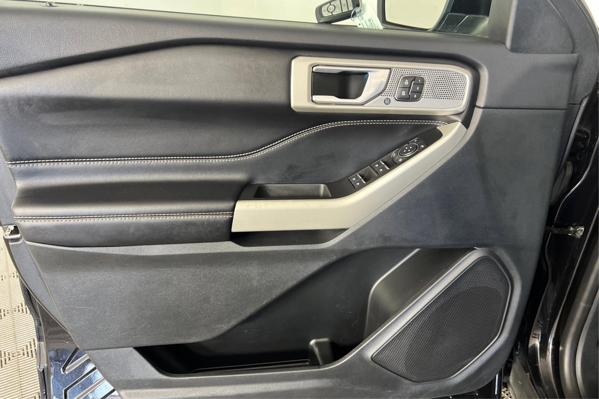 Vehicle image 16 of 27