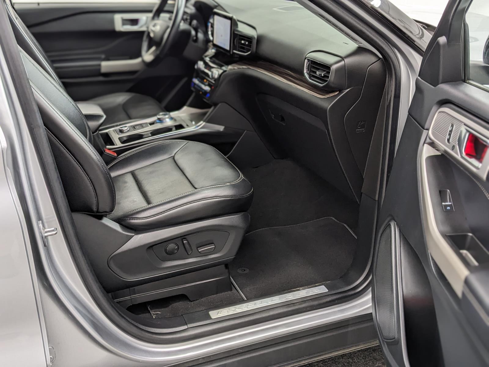 Vehicle image 23 of 40