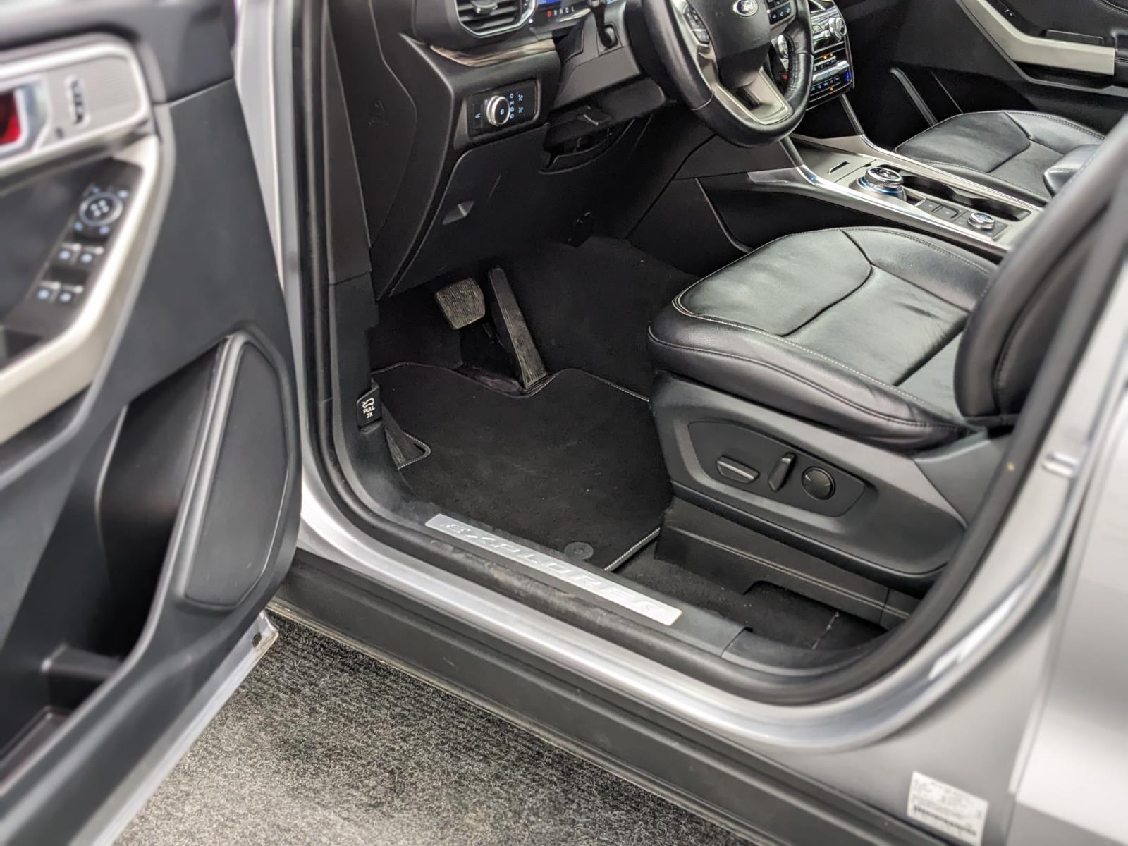 Vehicle image 32 of 40