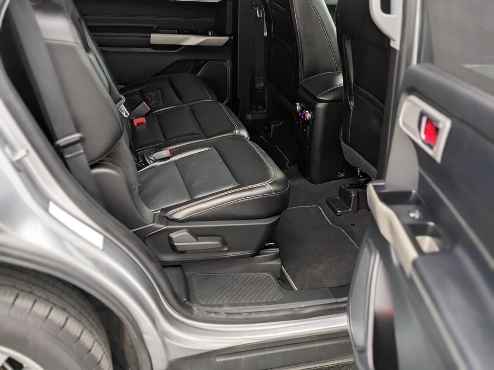 Vehicle image 27 of 40