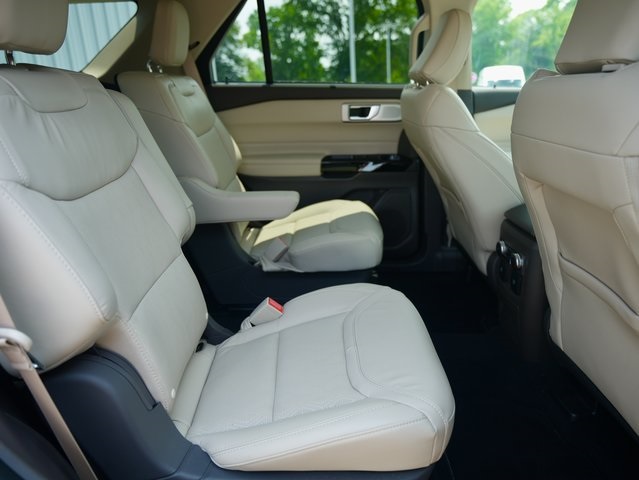 Vehicle image 10 of 44