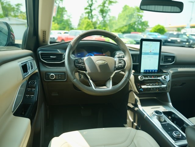 Vehicle image 16 of 44