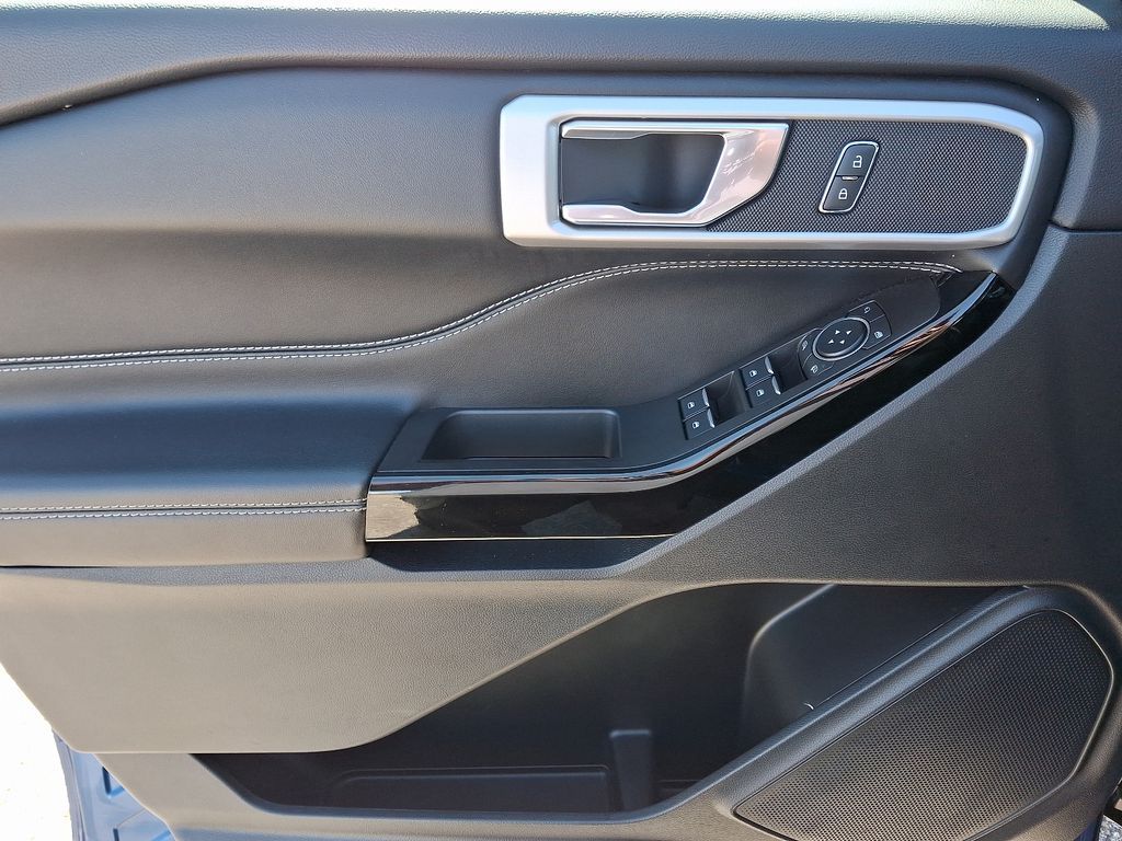 Vehicle image 19 of 33