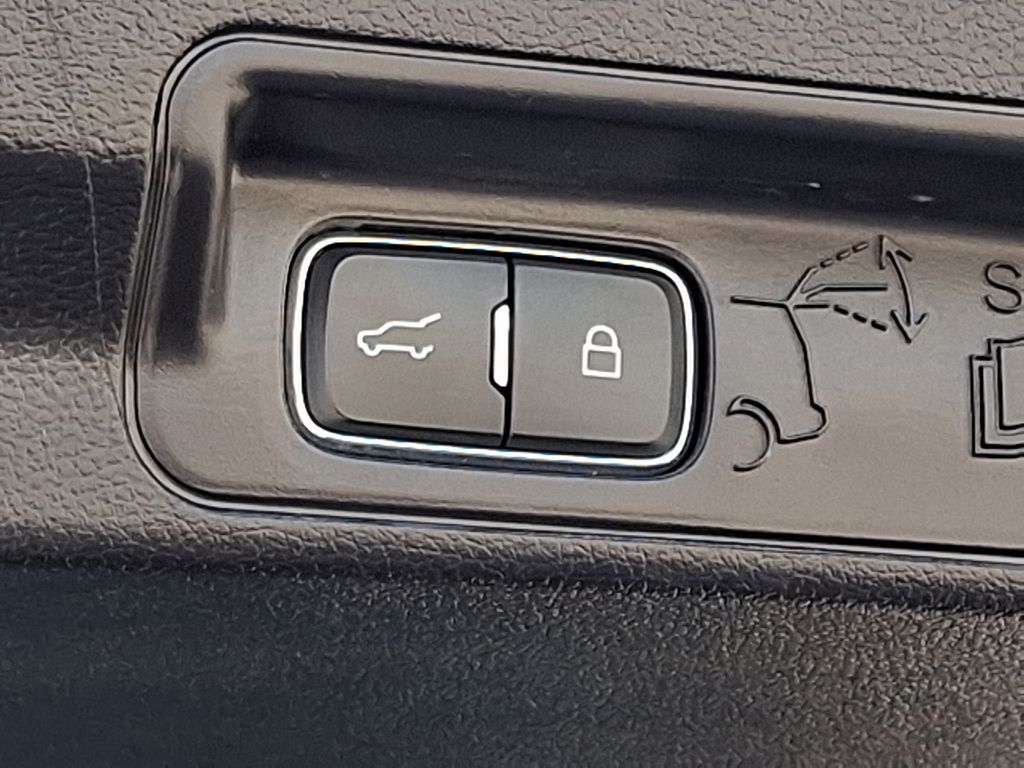 Vehicle image 21 of 33