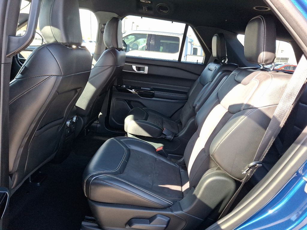 Vehicle image 12 of 33