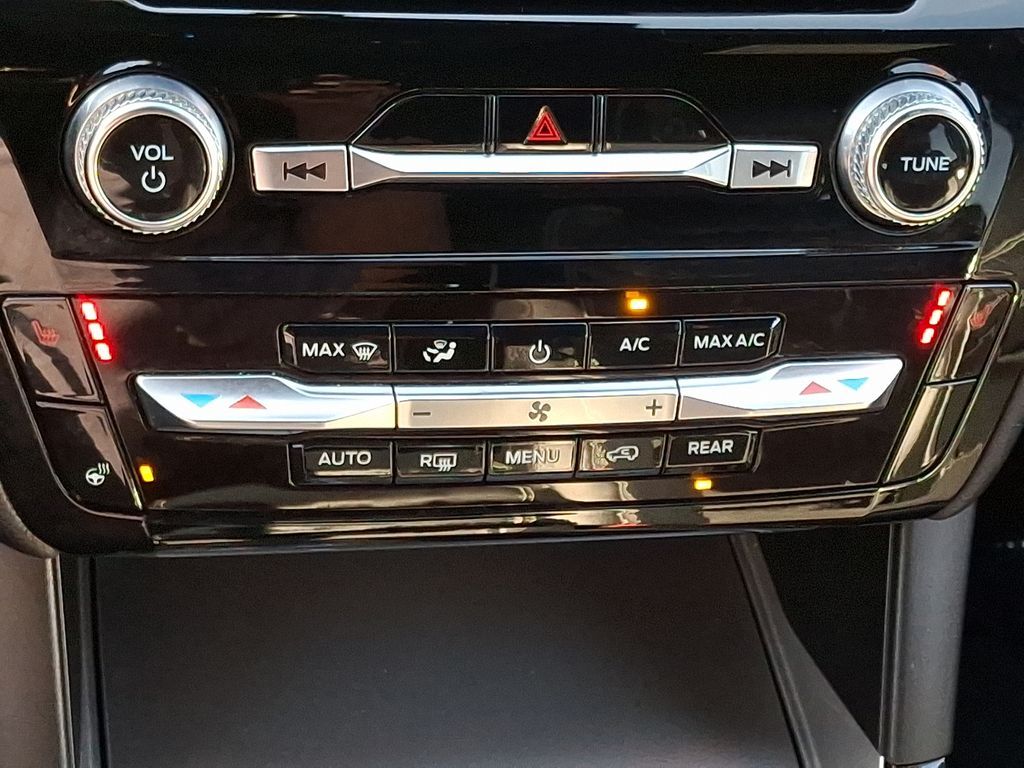 Vehicle image 27 of 33