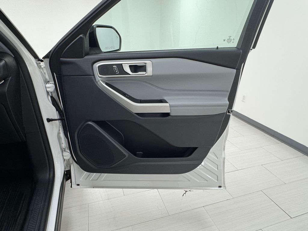 Vehicle image 13 of 46