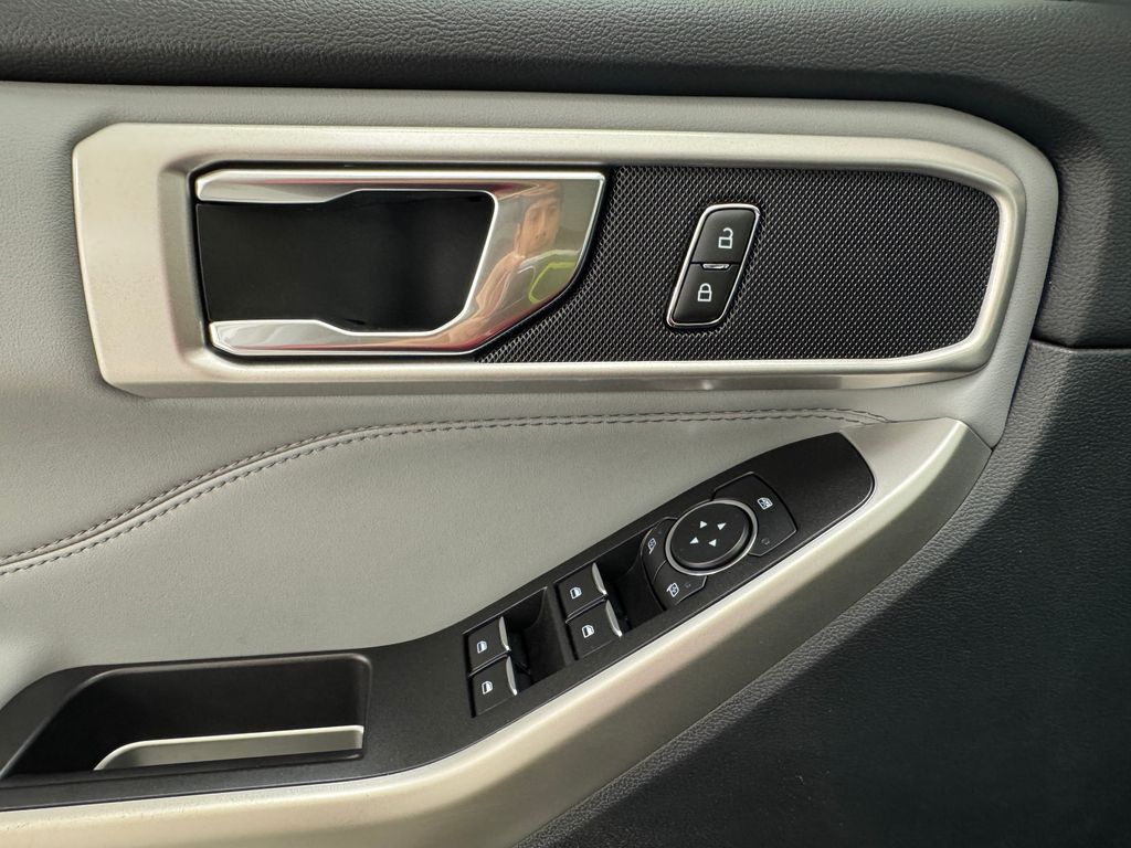 Vehicle image 31 of 46