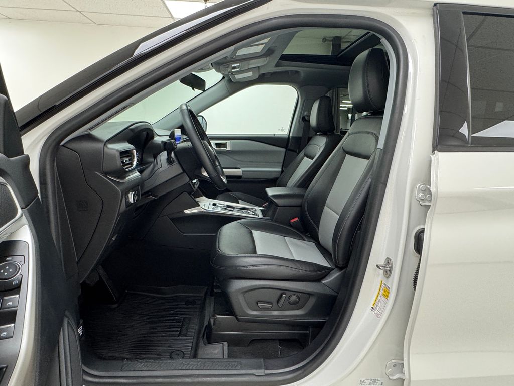 Vehicle image 10 of 46