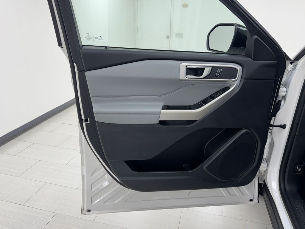 Vehicle image 9 of 46