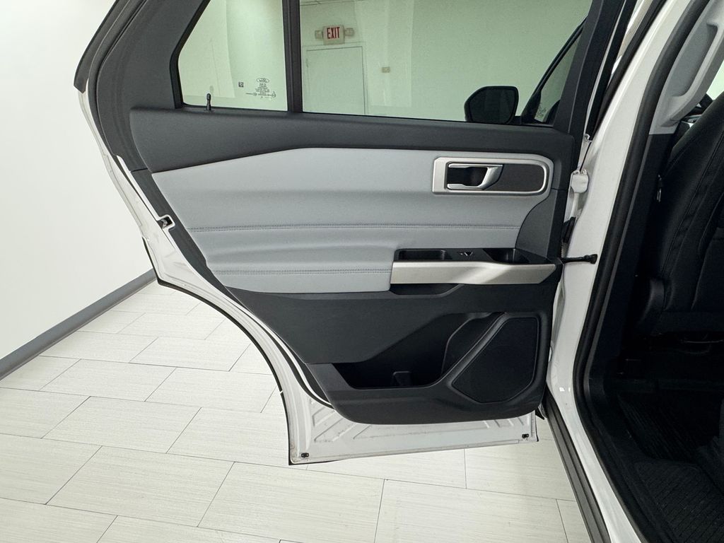 Vehicle image 11 of 46
