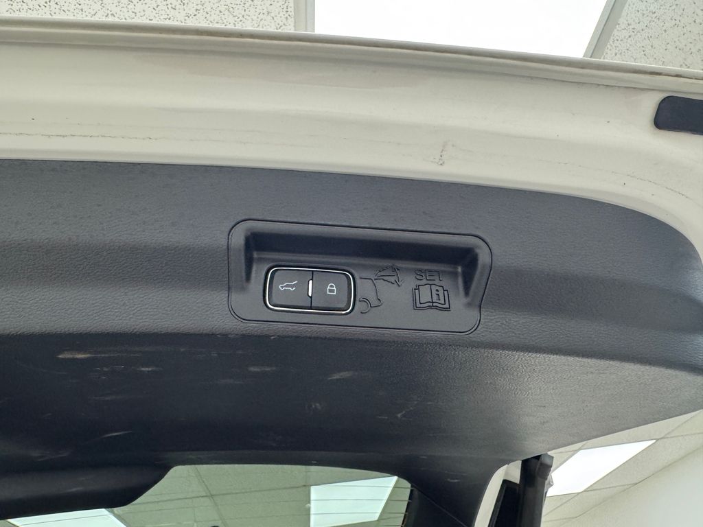 Vehicle image 33 of 46