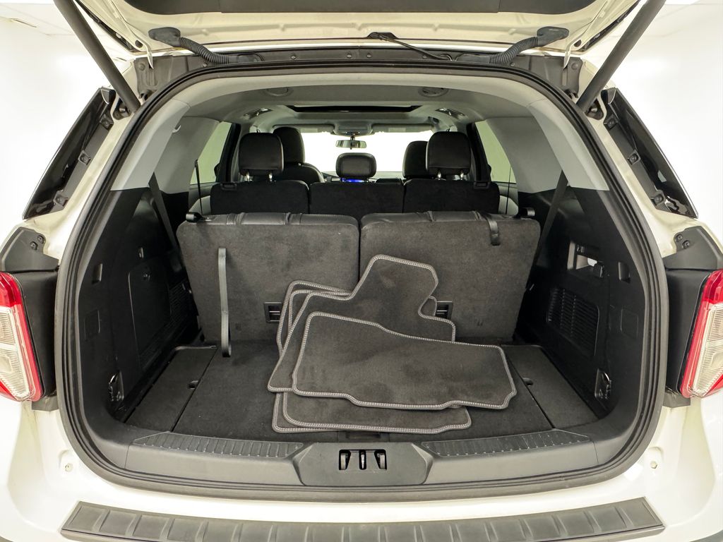 Vehicle image 32 of 46