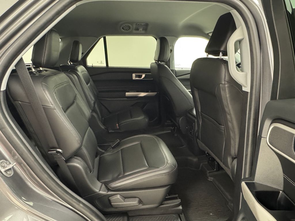 Vehicle image 17 of 43