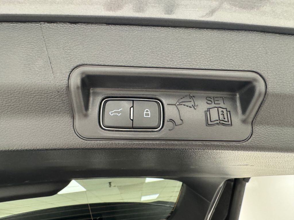 Vehicle image 33 of 43