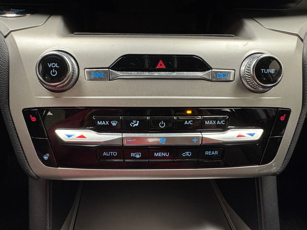 Vehicle image 25 of 43