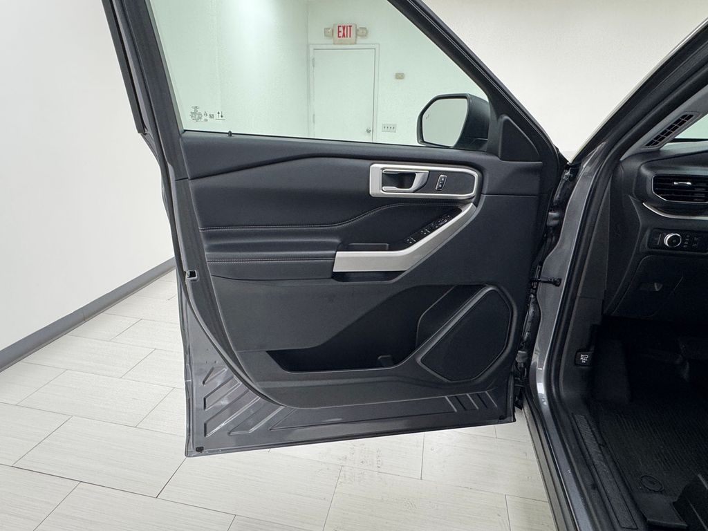 Vehicle image 9 of 43