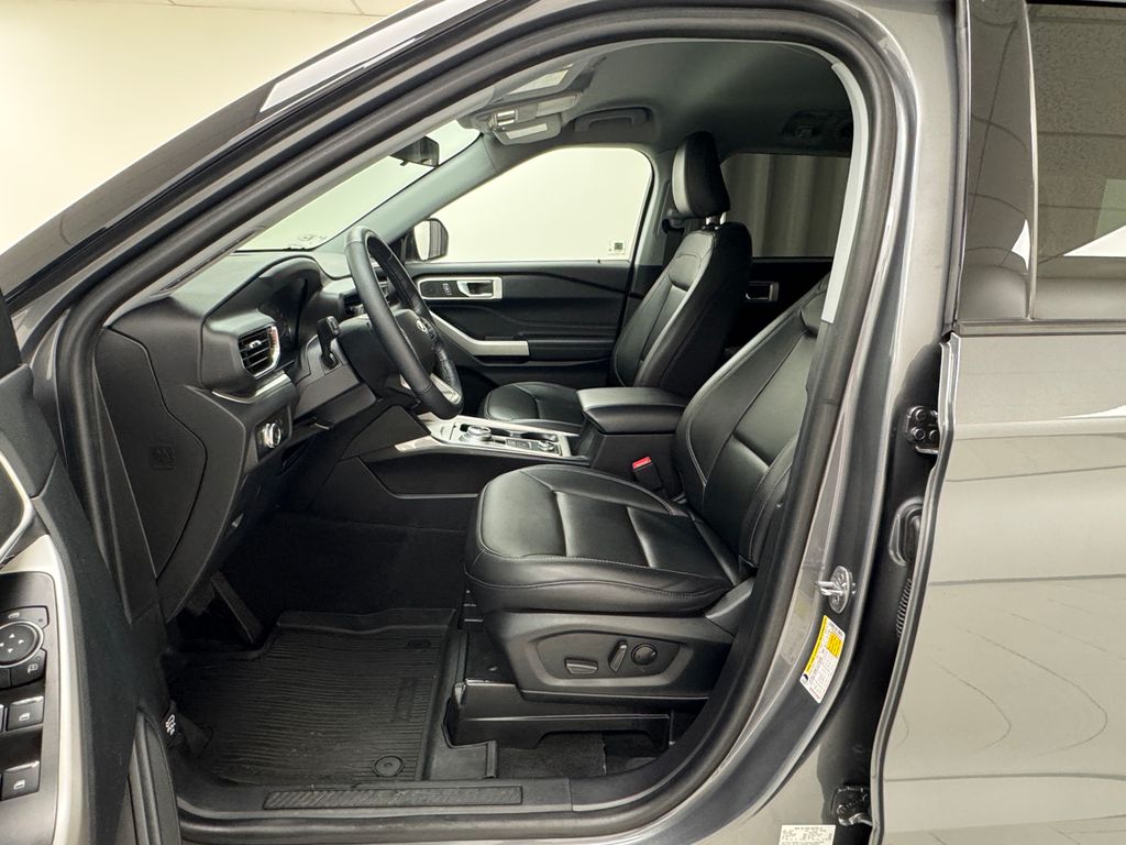 Vehicle image 10 of 43