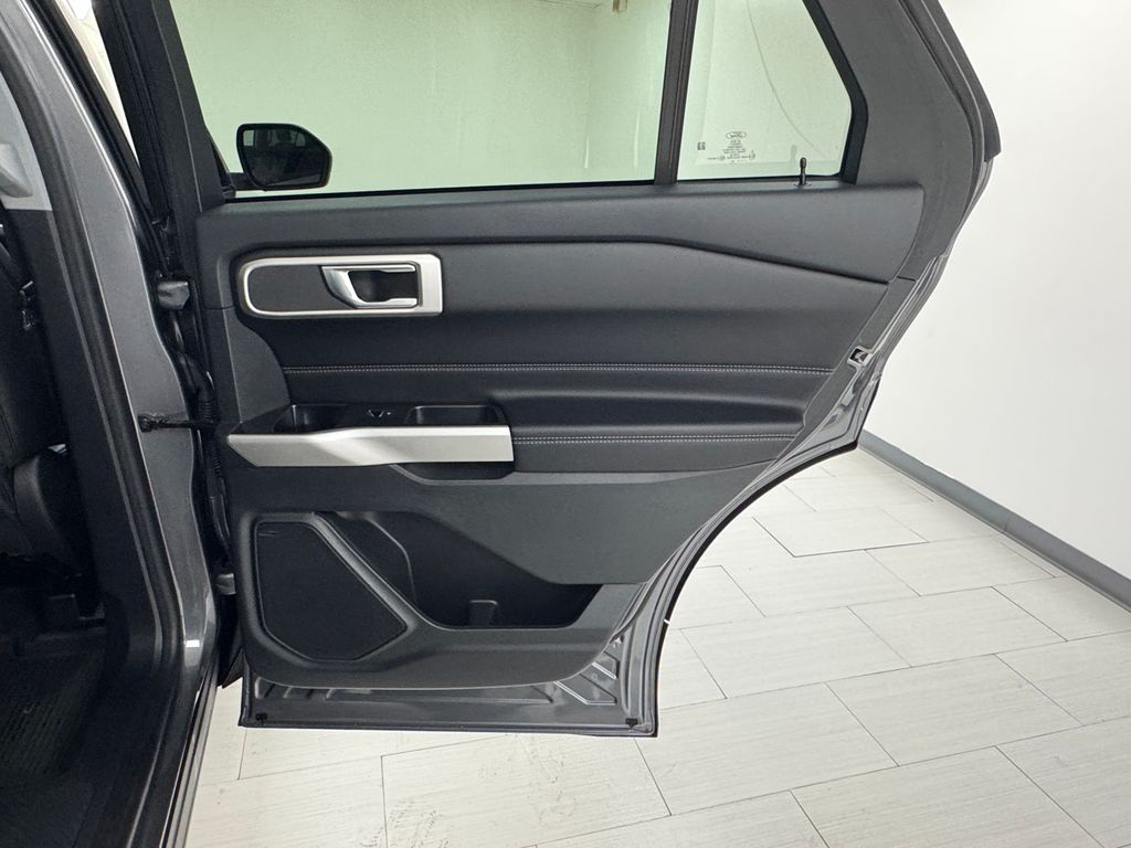 Vehicle image 16 of 43