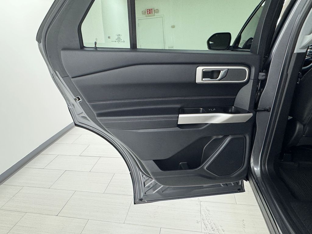 Vehicle image 11 of 43