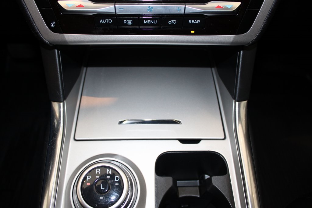 Vehicle image 33 of 46