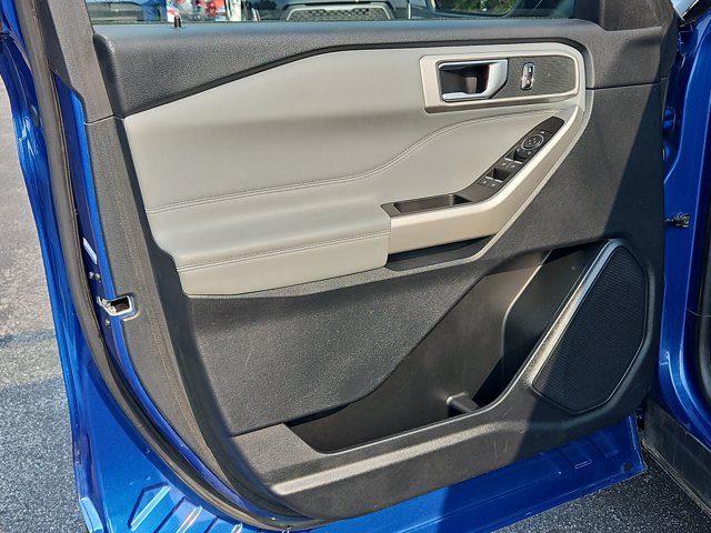 Vehicle image 10 of 50