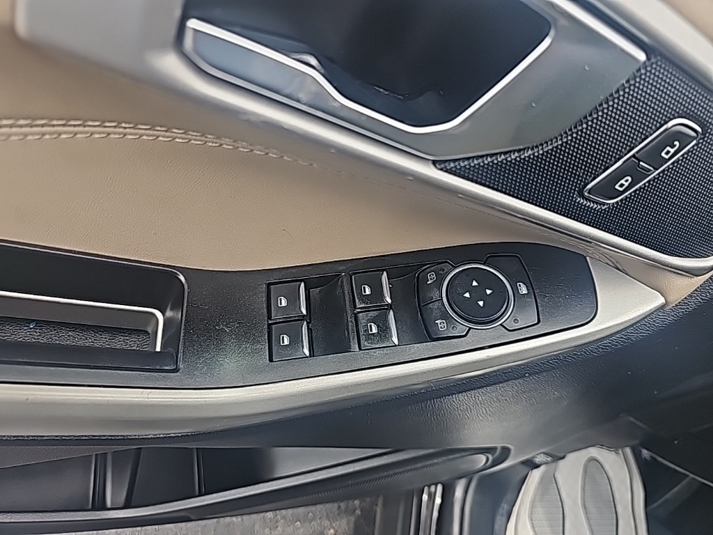 Vehicle image 19 of 28