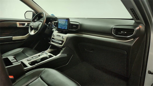 Vehicle image 33 of 52