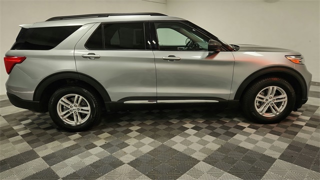 Vehicle image 10 of 52