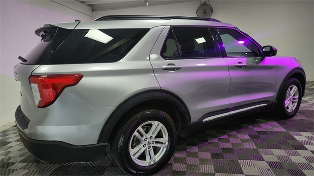 Vehicle image 11 of 52