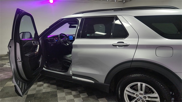 Vehicle image 50 of 52