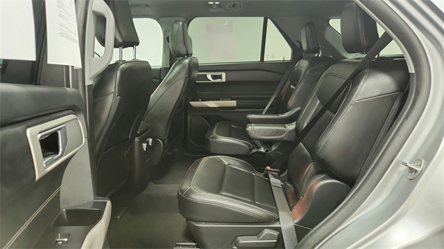 Vehicle image 25 of 52