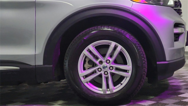 Vehicle image 18 of 52