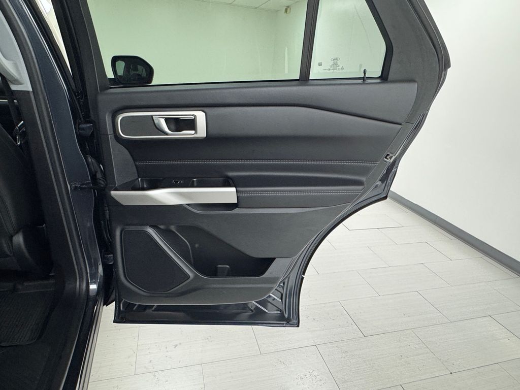 Vehicle image 13 of 40