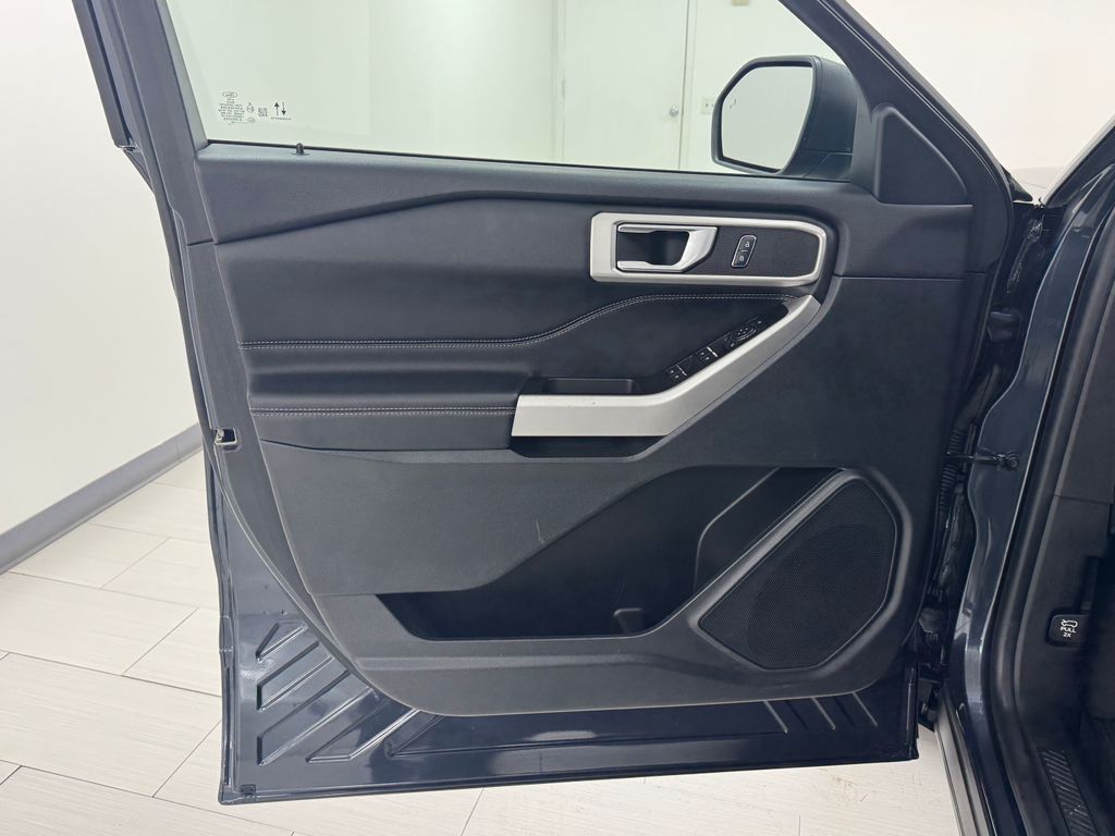 Vehicle image 7 of 40