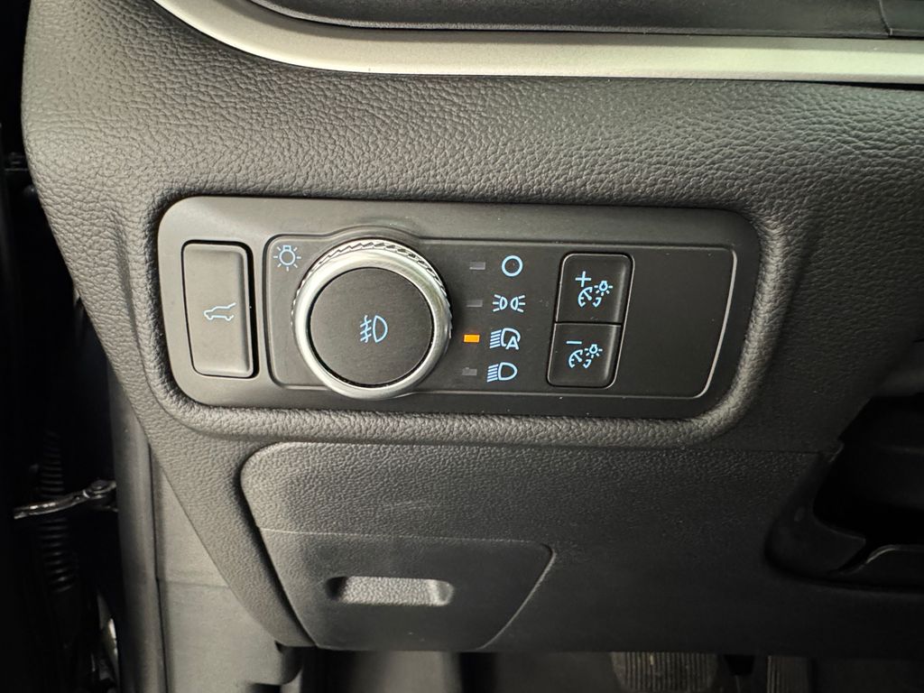 Vehicle image 27 of 40