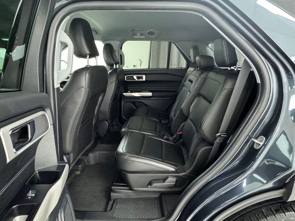 Vehicle image 10 of 40