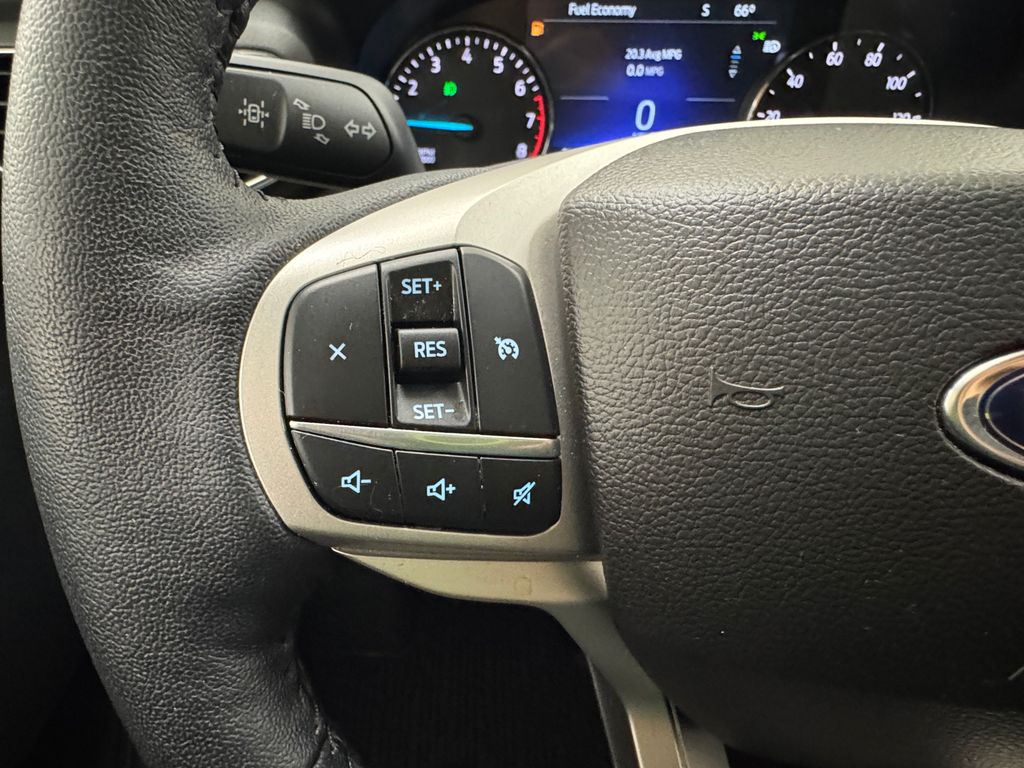 Vehicle image 25 of 40