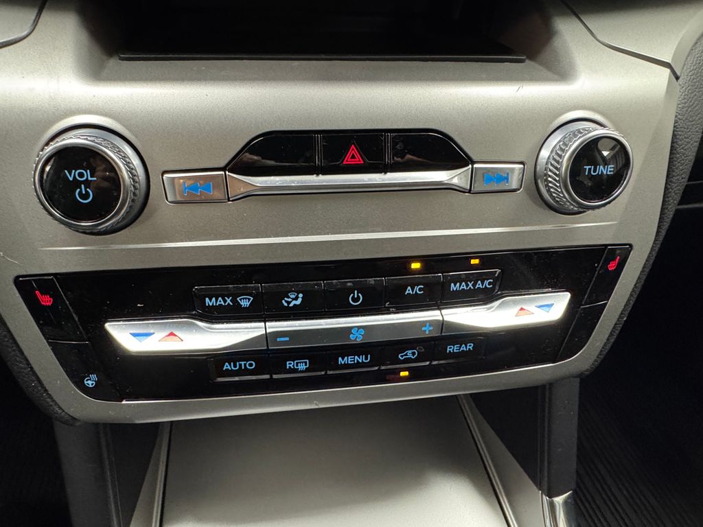 Vehicle image 19 of 40
