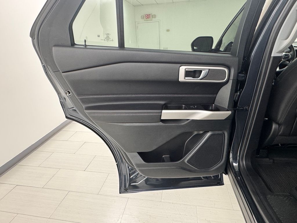 Vehicle image 9 of 40