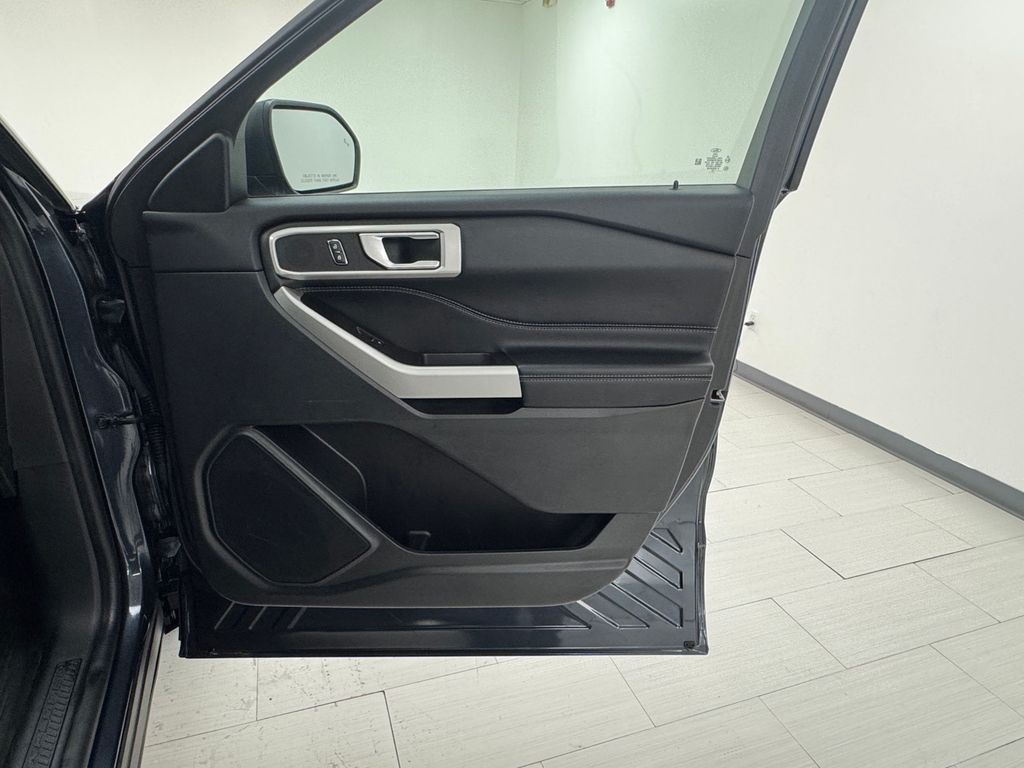 Vehicle image 11 of 40