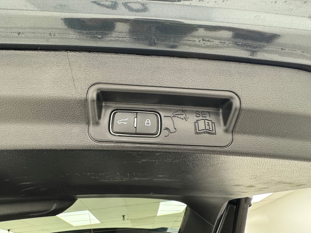 Vehicle image 29 of 40