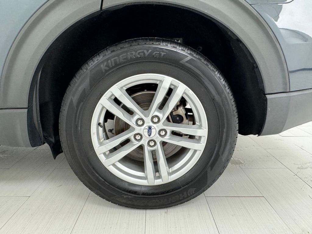 Vehicle image 37 of 40