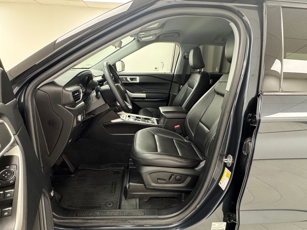 Vehicle image 8 of 40