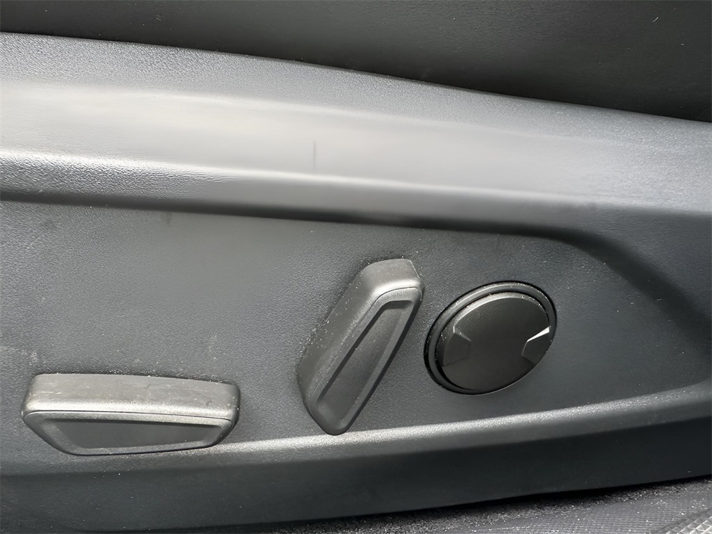 Vehicle image 21 of 34