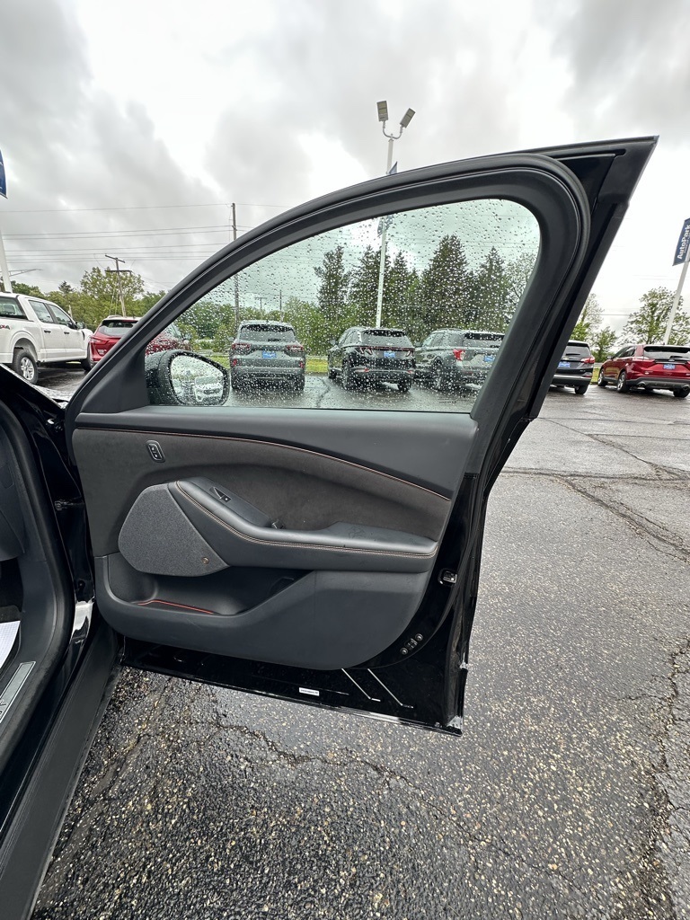 Vehicle image 18 of 34