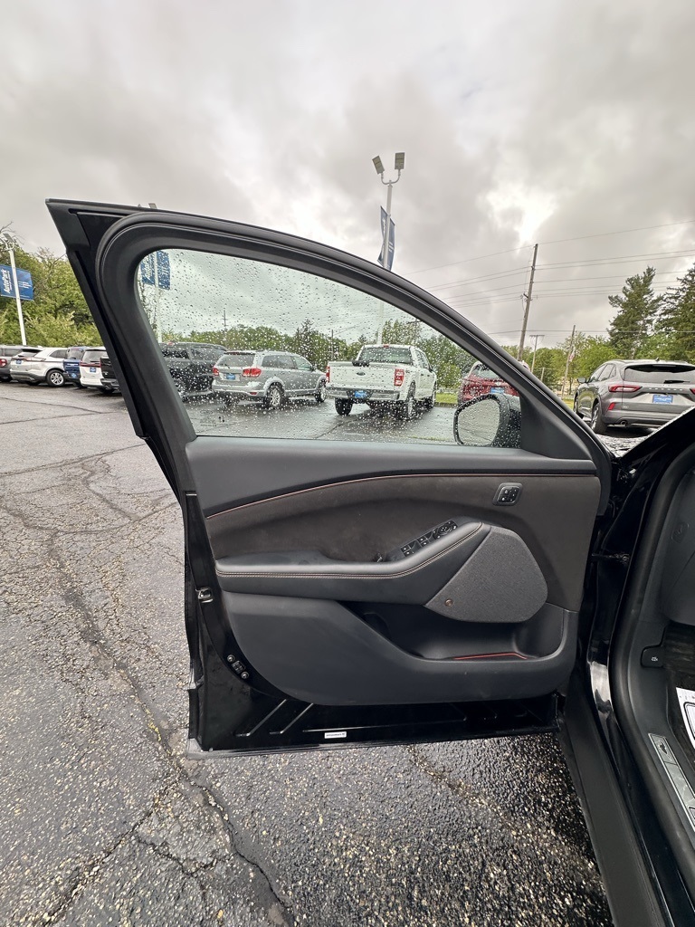 Vehicle image 10 of 34