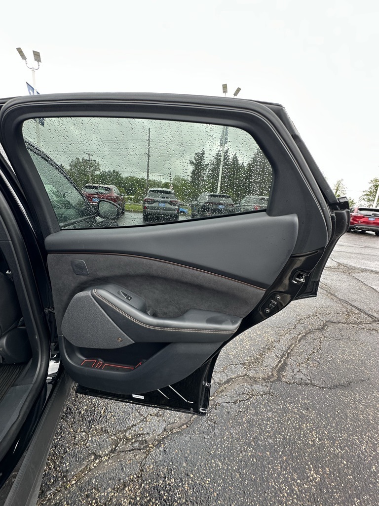 Vehicle image 16 of 34
