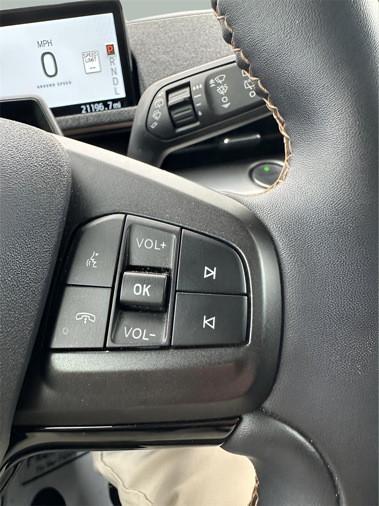 Vehicle image 23 of 34
