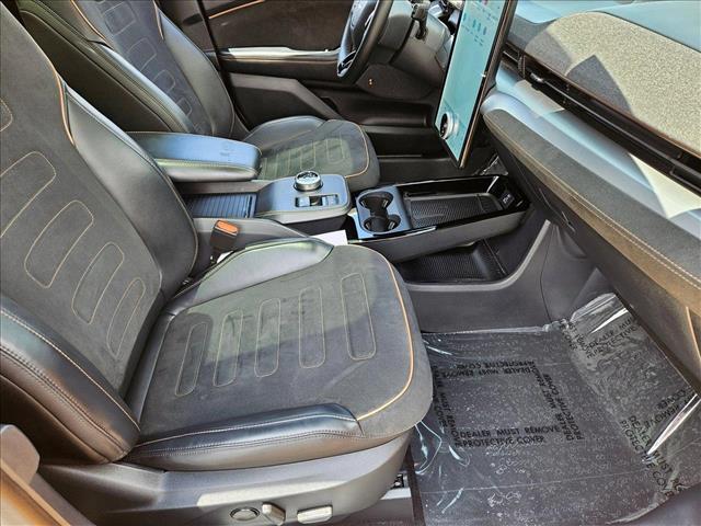Vehicle image 21 of 25